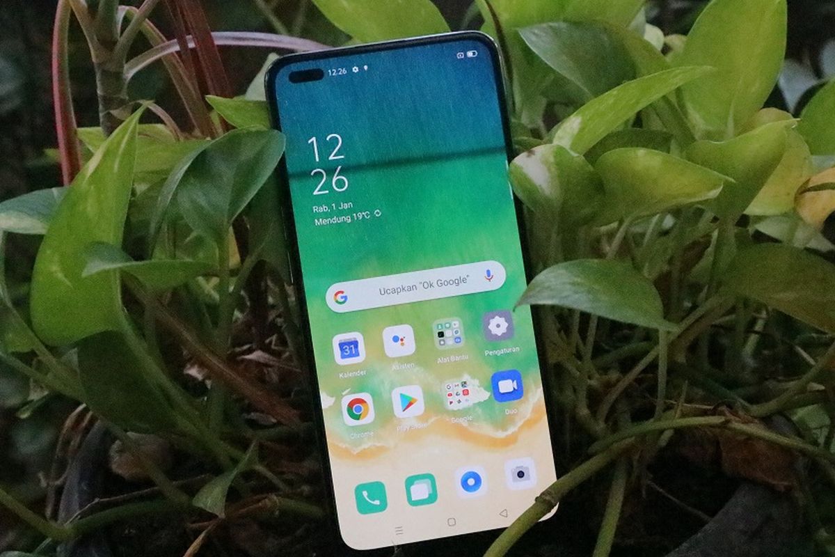 Sisi depan Oppo Reno4.