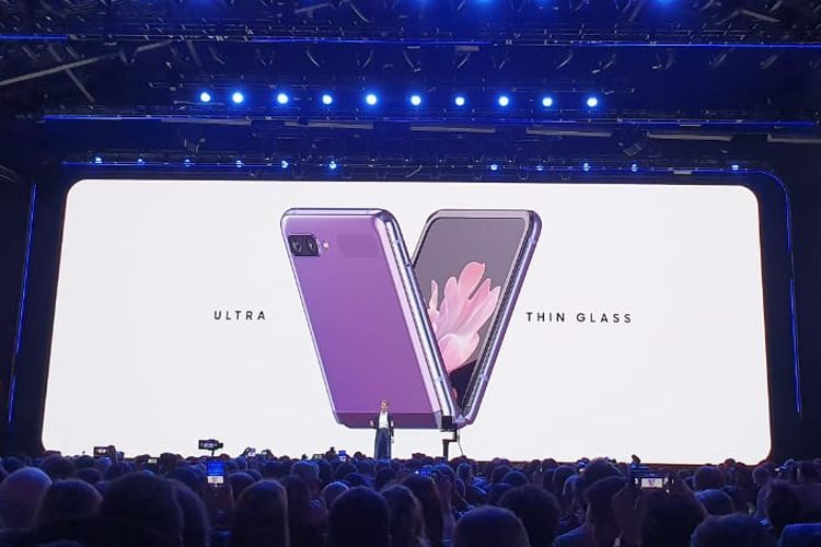 Galaxy Z Flip mengusung Ultra thin glass display agar bisa dilipat.