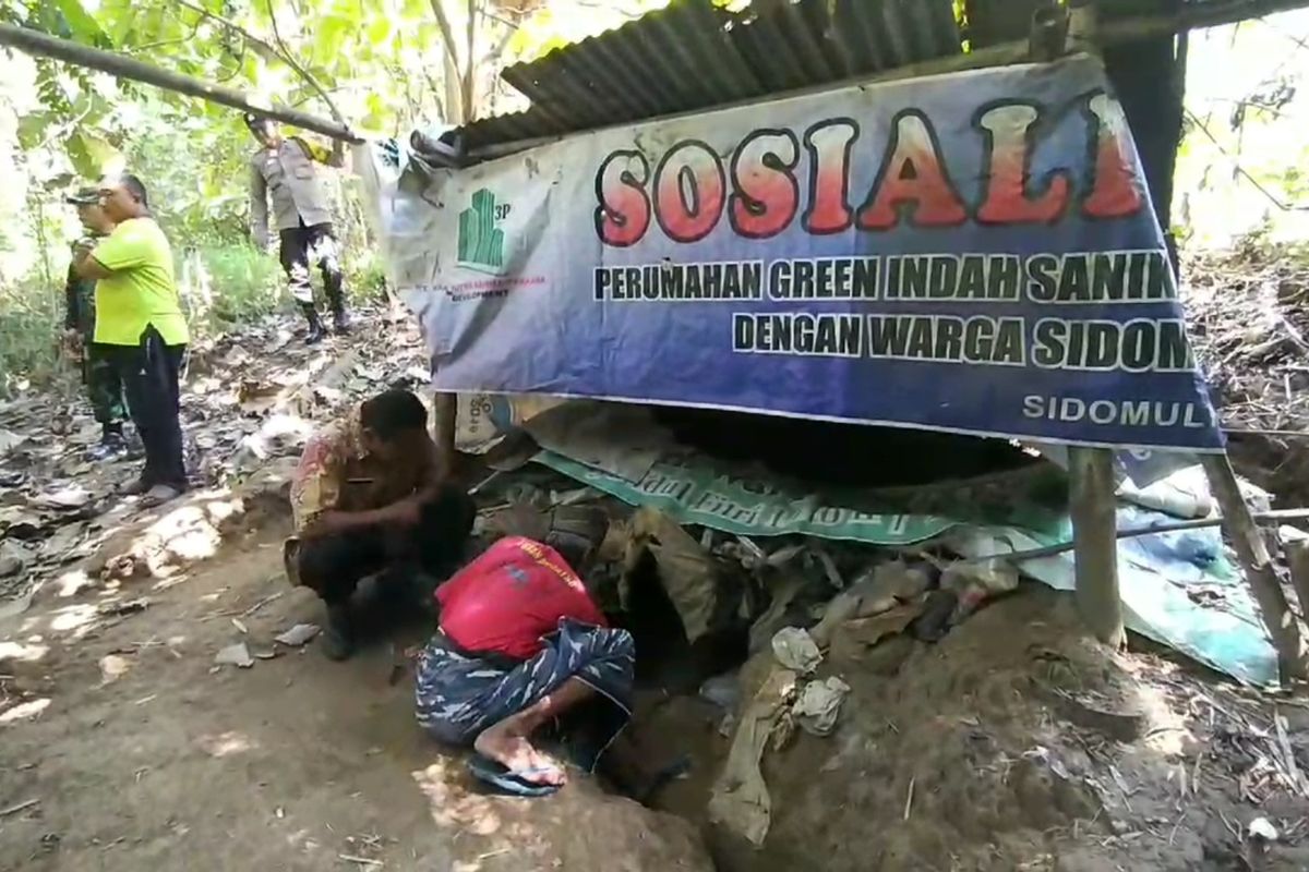 Di lubang tanah dekat kuburan Desa Sidomulyo, Kecamatan Sawahan, Kabupaten Madiun, Jawa Timur inilah Mbah Nyoto tinggal selama tujuh tahun. 