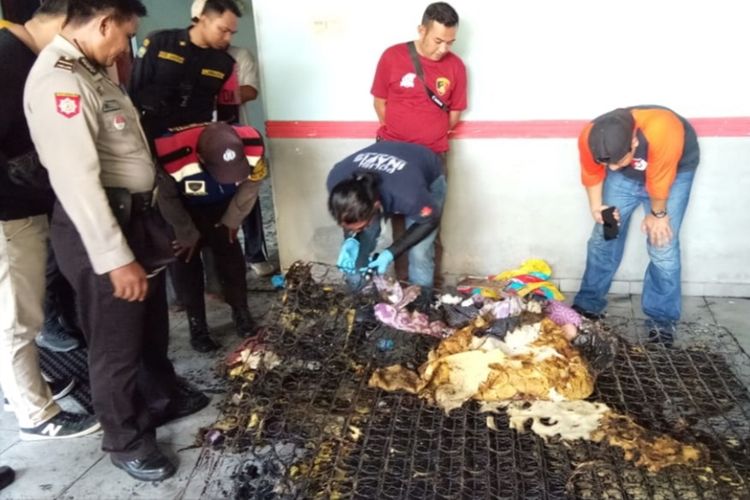 Polisi melakukan olah tempat kejadian perkara peristiwa suami bakar istiri di sebuah kamar kos di Surabaya, Selasa (15/10/2019).