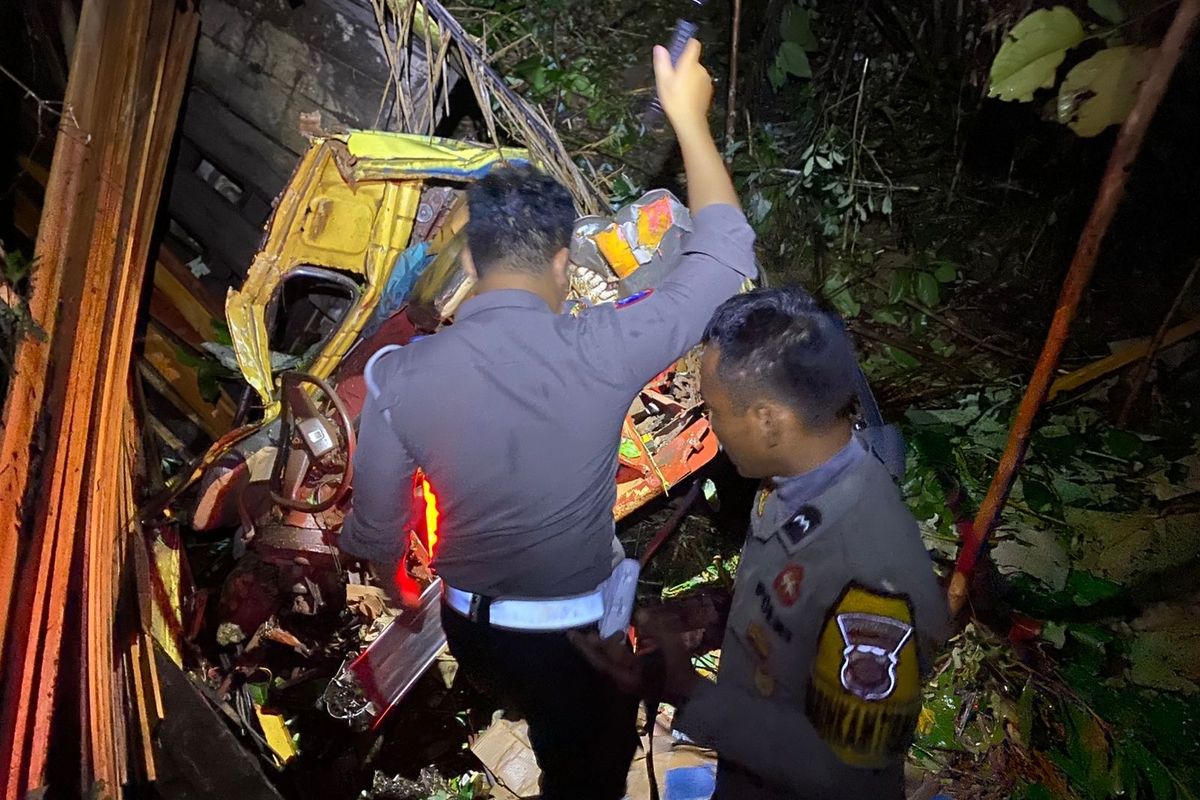 Truk Hilang Kendali dan Masuk Jurang di Jalan Trans Kalimantan Kubu Raya, 2 Orang Tewas, 1 Kritis