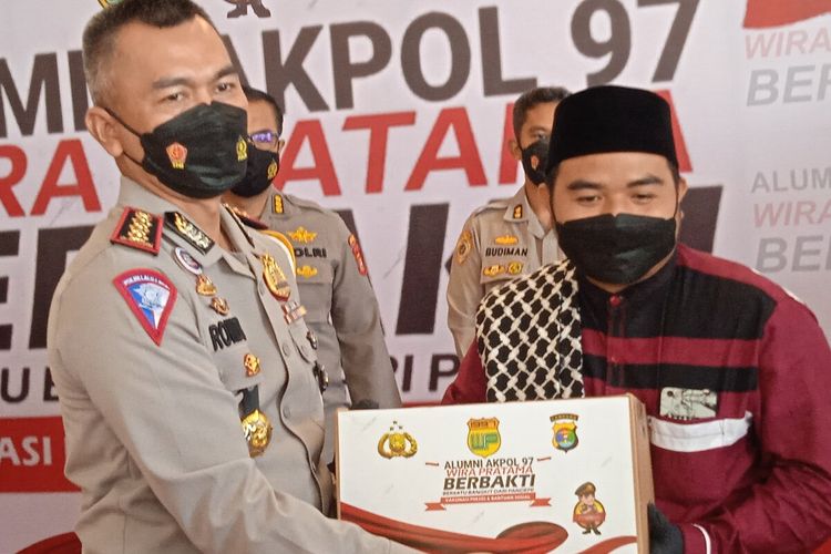 Direktur Ditlantas Polda Lampung, Kombes Romdhon Natakusuma memberikan bantuan paket sembako untuk warga di acara Baksos Alumni Akpol Polri Angkatan 97, Senin (20/9/2021).