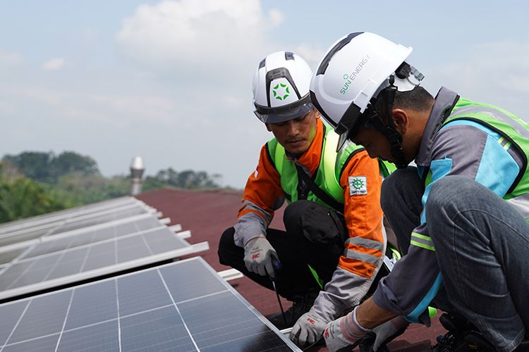 Instalasi proyek PLTS SUN Energy oleh tim teknis 