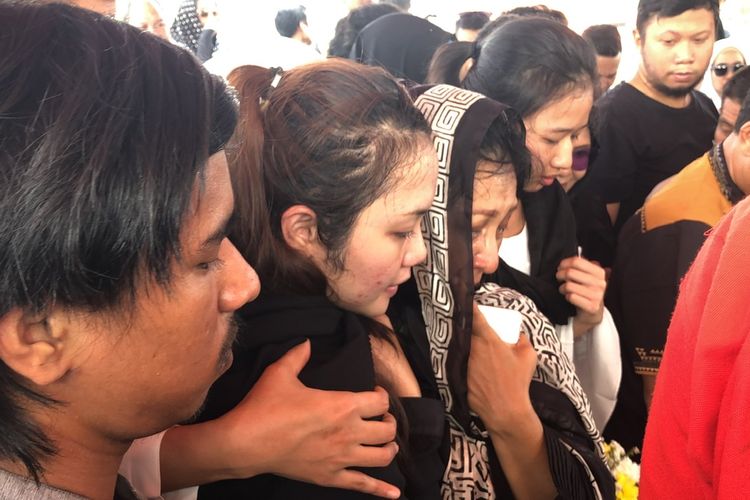 Reitha Ananda dan Ibu sambung Cecep Reza saat ditemui di TPU Layur Penggilingan, Jakarta Timur, Rabu (20/11/2019).