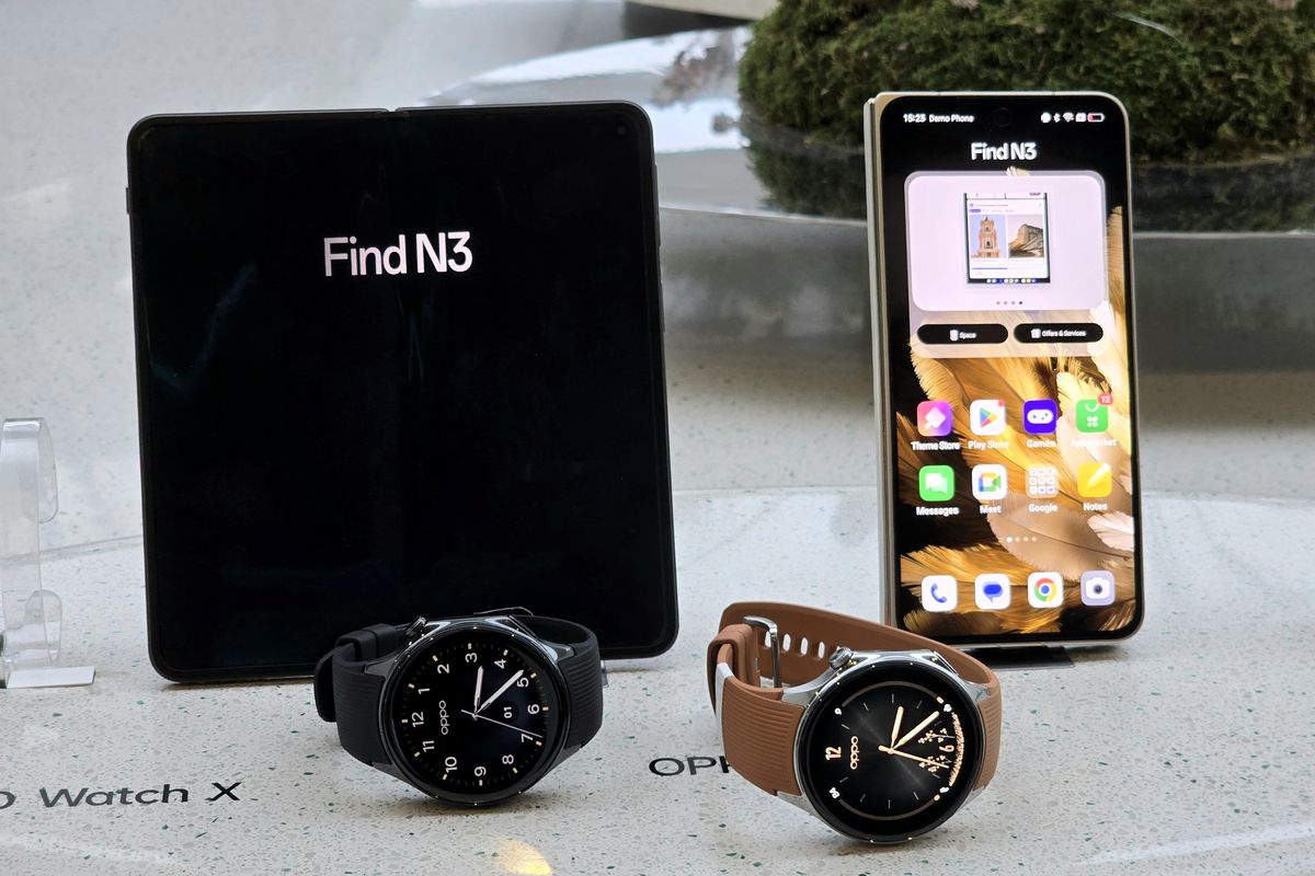 Oppo Find N3 dan Oppo Watch X di pajang secara berdampingan di Galeri Oppo di Gandaria City, Jakarta Selatan.