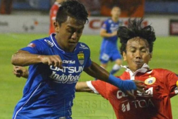 Pertandingan antara Persija Jakarta dan Persib Bandung di Stadion Manahan, Solo, Sabtu (5/11/2016). 