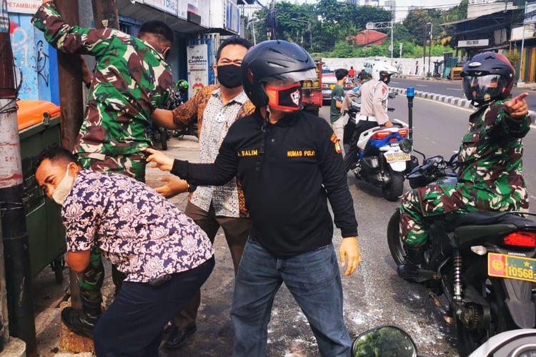 Military and Police personnel tear down FPI banners in Jakarta [20/11/2020]