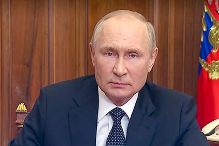 Presiden Rusia Vladimir Putin berbicara kepada warganya di Moskwa di tengah terjadinya kemunduran atas invasinya ke Ukraina.Putin pada Rabu (19/10/2022), memberlakukan darurat militer di empat wilayah Ukraina yang baru diklaim Moskwa sebagai wilayahnya.