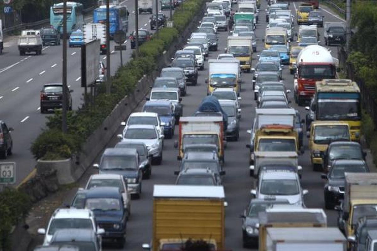 Antrean kendaraan di Tol Tangerang-Jakarta di Kawasan Kebon Jeruk, Jakarta Barat, mencapai lebih dari 3,5 kilometer, Senin (21/1/2013). Lalu lintas Jakarta kebali ramai setelah sekitar lima hari lengang karena banjir.