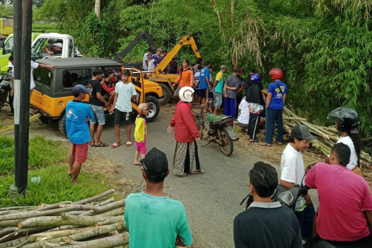 Proses evakuasi truk yang terperosok ke jurang sedalam 15 meter di Kecamatan Selopuro, Kabupaten Blitar, Jumat (15/4/2022)