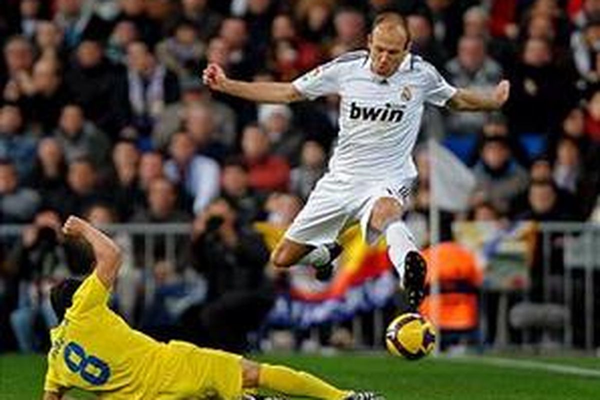 Arjen Robben melewati Santiago Cazorla dan akhirnya mampu mencetak gol kemenangan Real Madrid atas Villarreal.