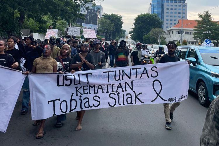 Aliansi Mahasiswa Papua (AMP) saat melakukan aksi demonstrasi di Gedung Grahadi, Surabaya.