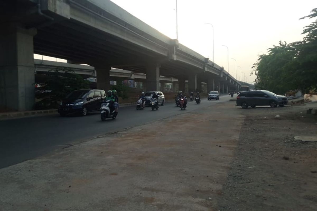 Trotoar di median Jalan Raya Kalimalang, Duren Sawit, Jakarta Timur, sudah dibongkar, Kamis (3/10/2019).