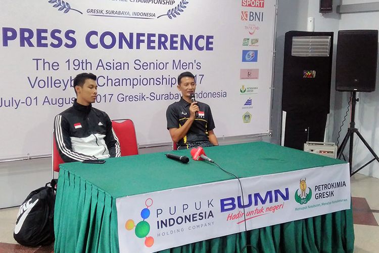 Pelatih tim voli putra Indonesia, Samsul Jais (kanan), saat memberikan keterangannya selepas pertandingan kontra Korea Selatan.