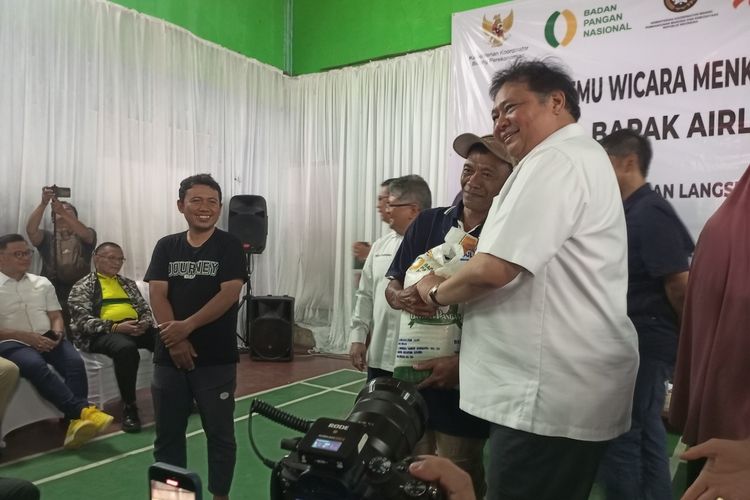 Saat Menko Perekonomian Airlangga Hartarto memberikan bantuan sosial (bansos) berupa beras 10 kilogram (kg) kepada sejumlah warga atau keluarga penerima manfaat (KPM) di Aula Kantor Kelurahan Pabuaran, Cibinong, Kabupaten Bogor, Jawa Barat, Sabtu (6/1/2024).