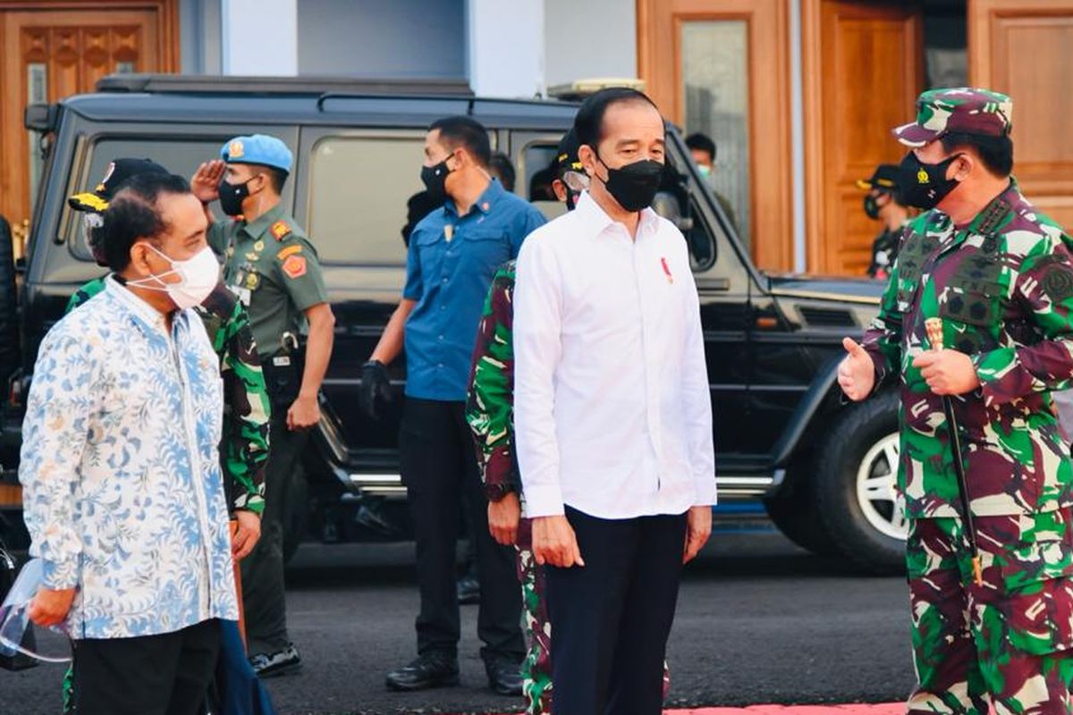 President Joko Widodo (center) during working visit to Kendari, Southeast Sulawesi province, Wednesday  (30/6/2021).