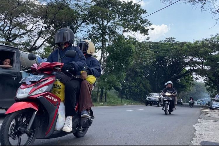 Pemudik dengan kendaraan roda dua sudah mulai berdatangan dan melintasi jalur Nagreg, Kabupaten Bandung, Jawa Barat pada Selasa (18/4/2023)