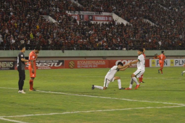 Feby Eka Putra saat menarik tangan Aji Kusuma, usai pemain bernomor punggung 25 gagal membobol pertahanan Ade Chandra dalam laga antara Persis Solo Vs Timnas U-19 Indonesia, di Stadion Manahan, Solo, pada Senin (28/5/2018).