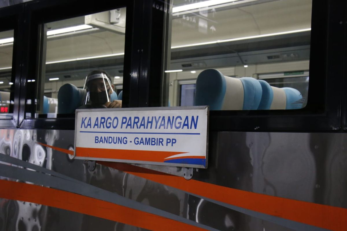 KA Argo Parahyangan jurusan Bandung-Gambir pp, berangkat dari Stasiun Gambir, Jakarta.