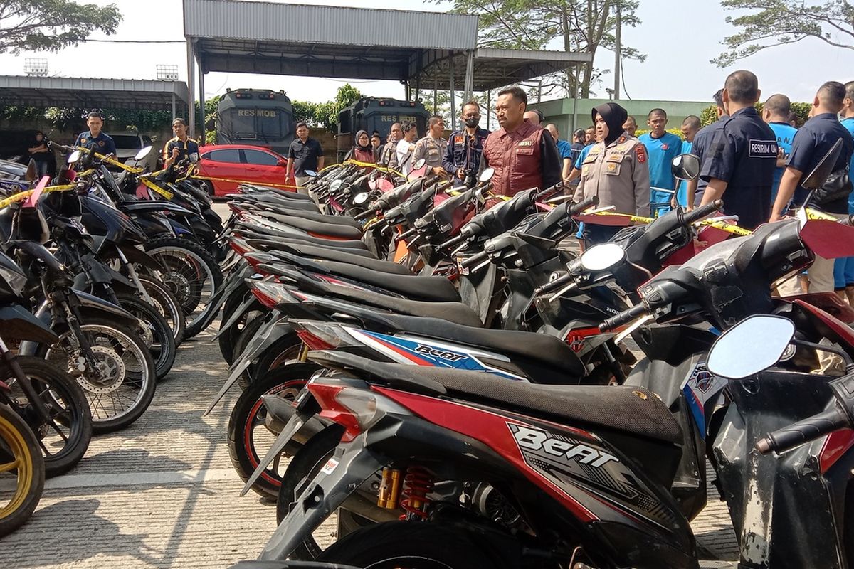 Para pelaku kejahatan tengah diperlihatkan Direktur Reserse Kriminal Umum Polda Jabar di Mapolda Jabar. Ratusan Penjahat, preman dan penadah ini merupakan ungkapan petugas selama dua pekan.