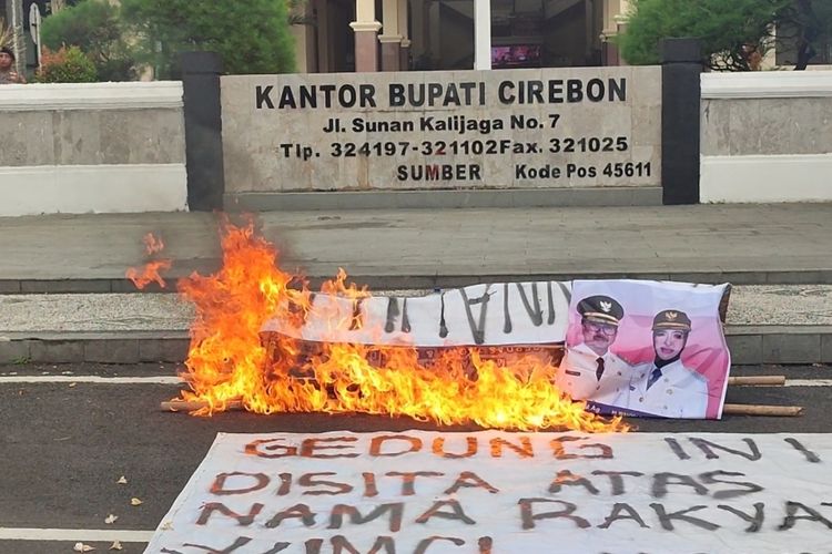 Sejumlah mahasiswa menggelar unjuk rasa di depan Kantor Bupati Cirebon , Senin (8/5/2023). Mereka mengritisi kondisi jalan rusak parah yang terjadi dimana-mana. Mahasiswa membakar foto pasangan Bupati dan Wakil Bupati Cirebon sebagai simbol matinya pemerintahan