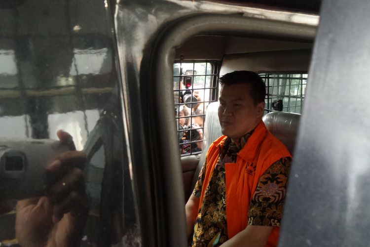 Pengusaha Andi Agustinus alias Andi Narogong seusai diperiksa sebagai tersangka di Gedung KPK Jakarta, Selasa (4/4/2017).