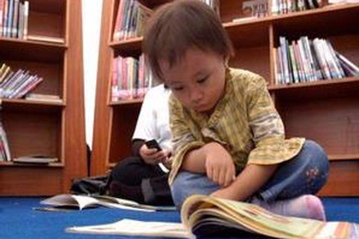 Ilustrasi: Suyanto menyarankan supaya tiap sekolah memanfaatkan Dana Bantuan Operasional Sekolah untuk membeli buku murah ini. Karena, kata dia, ada BOS Buku yang khusus diperuntukkan pembiayaan buku-buku teks.