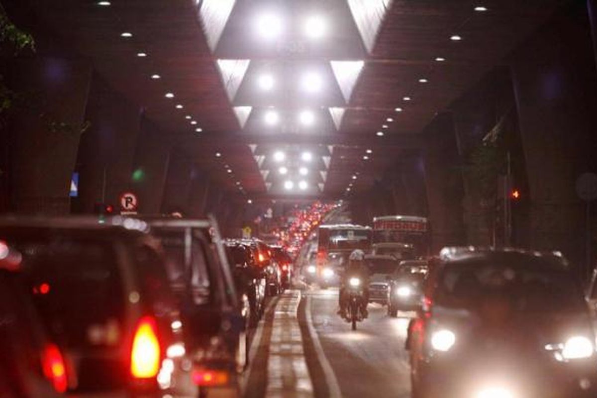 Kemacetan panjang di jalan Pangeran Antasari dari arah Blok M menuju Cipete, Jakarta Selatan, yang tengah dibangun jalan layang non tol, Jumat (4/1/2013). Pemerintah terus membangun infrastruktur jalan guna mengatasi persoalan kemacetan di Jakarta.
