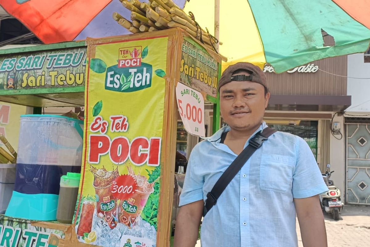Don Sinaga (26) seorang pedagang es teh manis dan es tebu saat ditemui oleh Kompas.com pada Selasa (10/10/2023) di depan Stasiun Bekasi, Kota Bekasi. Pria yang sehari-hari berdagang es teh manis itu mengaku keuntungannya melejit ketika sedang musim kemarau.
