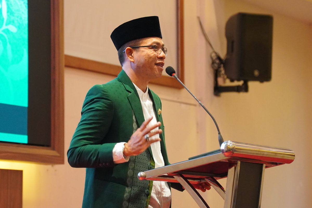 Bupati Bandung Dadang Supriatna dalam pelantikan Pengurus Dewan Pimpinan Cabang (DPC) Forum Komunikasi Diniyah Takmiliyah (FKDT) Kabupaten Bandung Masa Khitmad 2023-2028 di Hotel Grand Sunshine Soreang, Kabupaten Bandung, Jawa Barat, Sabtu (27/4/2024).