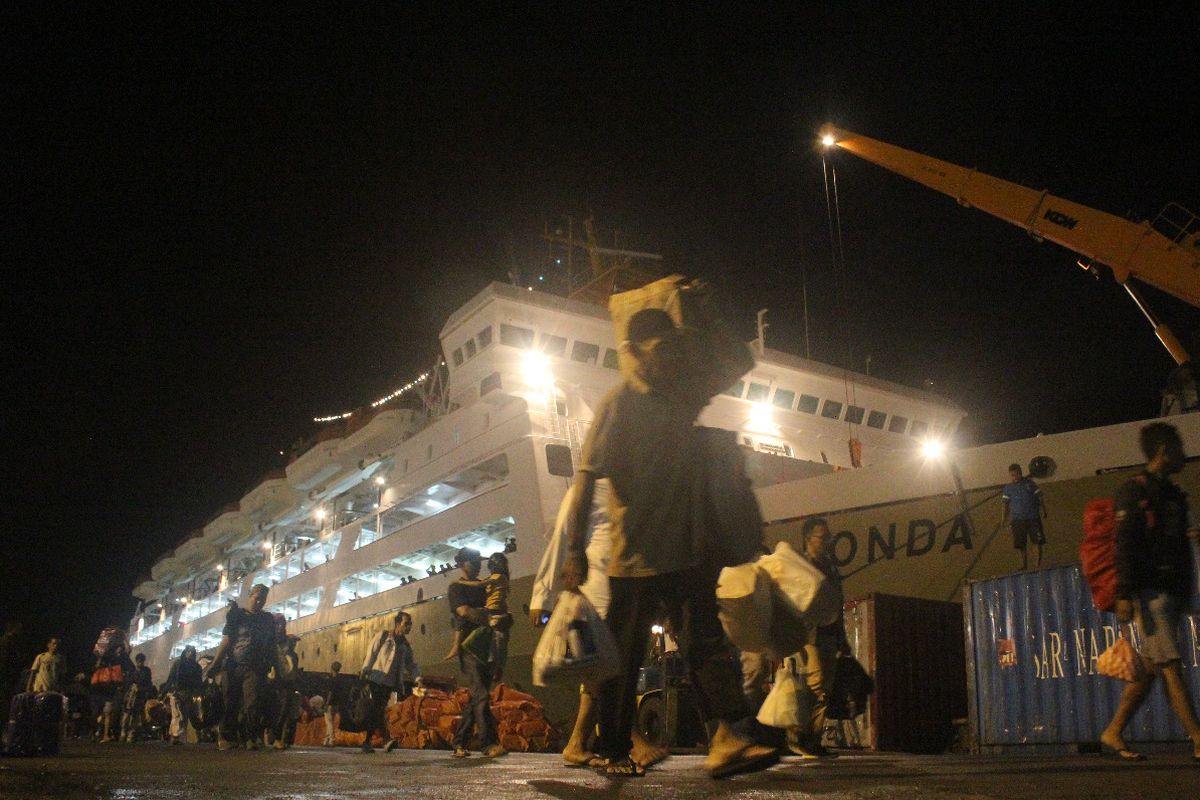 Ribuan pemudik mulai meninggalkan Pelabuhan Yos Sudarso Ambon dengan menggunakan sejumlah kapal Pelni, sejak Sabtu hingga Minggu (19/5/2019)