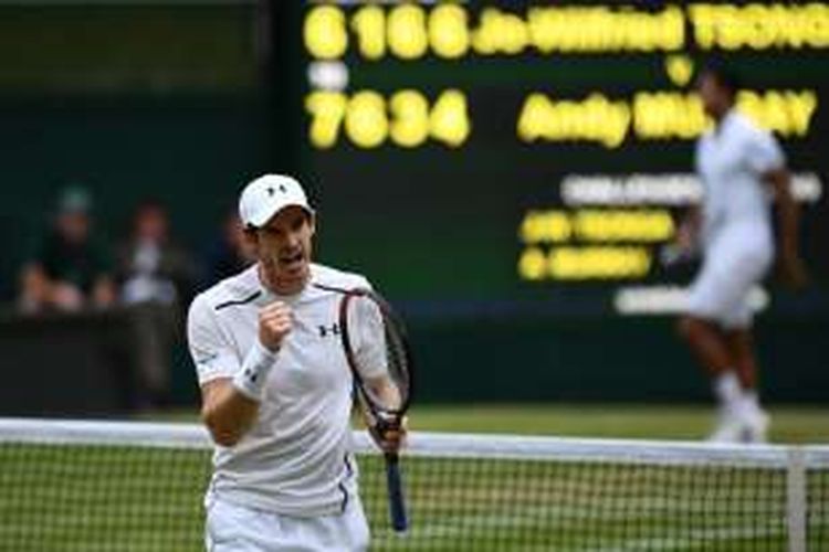 Petenis Inggris Raya, Andy Murray, merayakan keberhasilannya meraih poin saat menghadapi petenis Perancis, Jo-Wilfried Tsonga, pada babak perempat final Wimbledon di The All England Lawn Tennis Club, London, Rabu (6/7/2016).