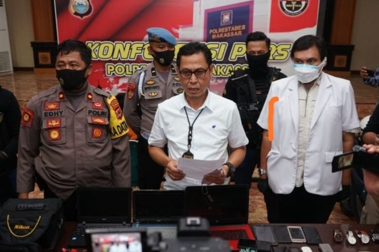 Kasat Reskrim Polrestabes Makassar Kompol Agus Khaerul (tengah) saat diwawancara wartawan tentang perampokan di rumah dosen di Mapolrestabes Makassar, Kamis (18/2/2021).