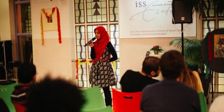 Dhani Astuti, alumni International Institute of Social Science - Erasmus University, kampus Den Haag, Belanda mengatakan bahwa penting untuk berbagi ilmu dan cerita serta menjalin relasi dengan teman-teman baru dari berbagai negara.