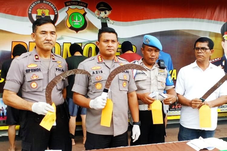 Polisi memamerkan barang bukti berupa sejumlah celurit yang dipakai oleh 7 orang pelaku begal berusia di bawah umur di Cimanggis, Depok.