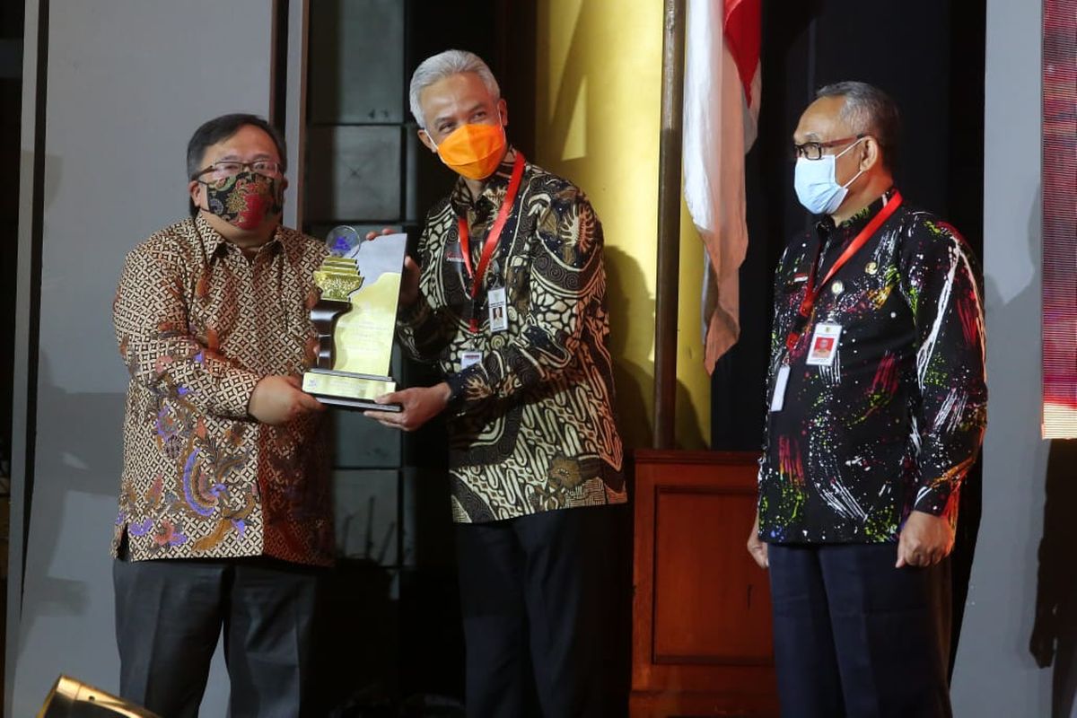 Gubernur Jateng, Ganjar Pranowo saat menerima penghargaan Indonesia Award sebagai Provinsi Inovatif di Auditorium BJ Habibie Jalan Thamrin, Jakarta, Selasa (10/11/2020).