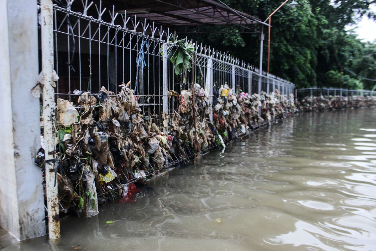 Sampah yang menyangkut di pagar rumah warga di Jalan Pusdiklat Depnaker, Makasar, Jakarta Timur, Kamis (2/1/2020). Sebelumnya, daerah ini dilanda banjir setinggi 1,5 meter yang dimana listrik-listrik dipadamkan.