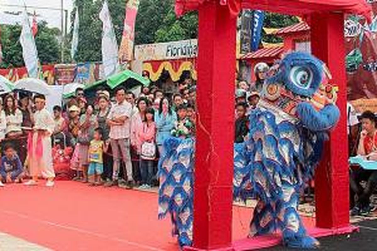 Panitia perayaan Imlek dan Cap Go Meh Kota Pontianak, Kalimantan Barat, menggelar Festival Barongsai, Minggu (1/3/2015). Selain untuk memeriahkan Imlek dan menyambut Cap Go Meh, festival itu juga digelar untuk melestarikan budaya nasional, khususnya budaya Tionghoa.