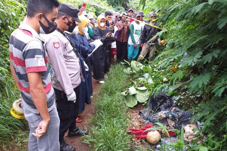 Tim Forensik dan Satreskrim Polres Lahat melakukan olah TKP penemuan kerangka manusia di Desa Jarai, Kecamatan Jarai, Kabupaten Lahat, Sumatera Selatan, Senin (10/1/2022).