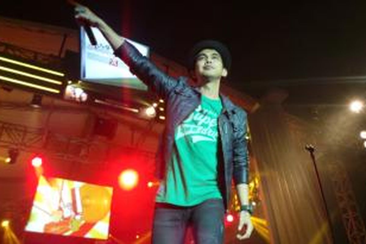 Naga, vokalis band Lyla, tampil bersama rekan-rekan segrupnya dalam acara Gebyar Asyiiik di Gelanggang Olah Raga Satria, Purwokerto, Jawa Tengah, Sabtu (13/9/2014) malam.