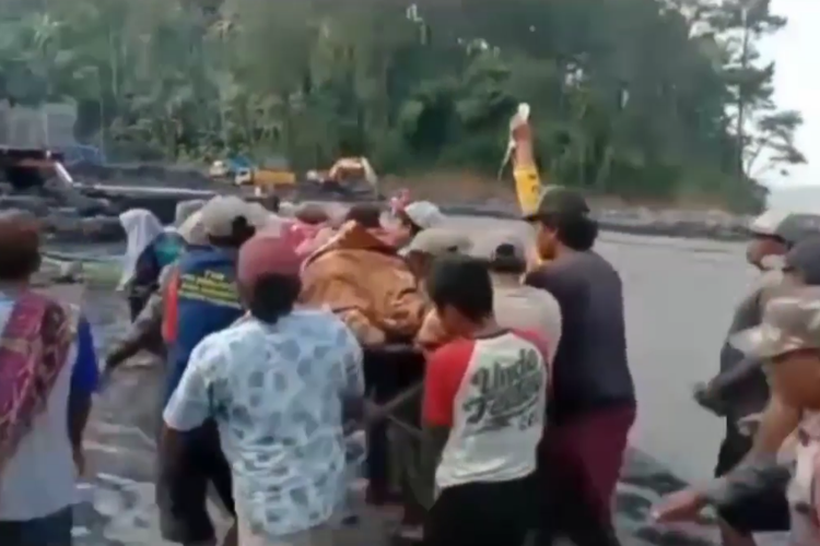 Tangkapan layar video warga tandu Riska yang sakit sebrangi sungai, Senin (30/5/2022)