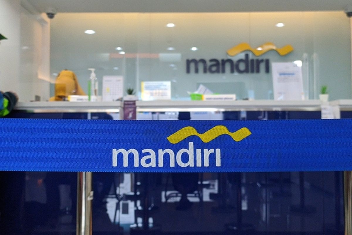 Ilustrasi Bank Mandiri, suasana di kantor cabang Bank Mandiri. 