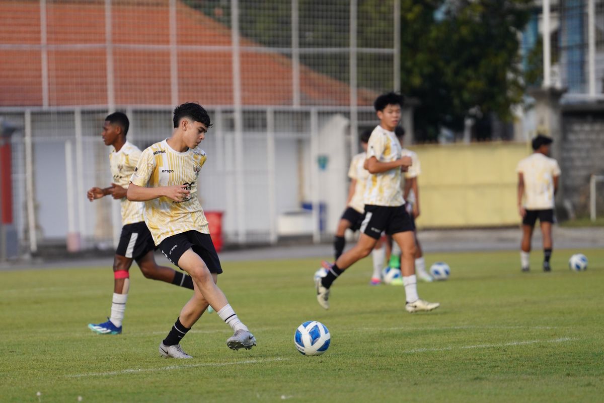Pemain Timnas U17 Indonesia Matthew Baker melakukan pemusatan latihan (TC) di Bali dengan berbagai macam latihan untuk persiapan kualifikasi Piala Asia U17 yang akan berlangsung di bulan Oktober mendatang.