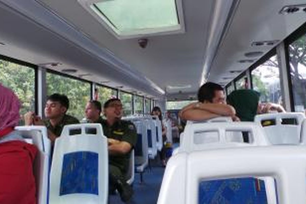 Para penumpang menikmati pemandangan dari lantai atas bus tingkat wisata di Jakarta, Senin (24/2/2014). Hari ini merupakan hari pertama pengoperasionalan bus tingkat wisata tersebut.