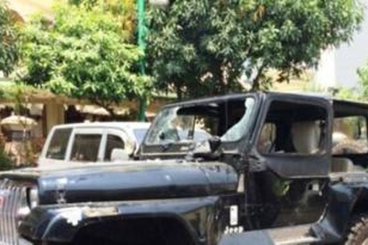 Mobil jeep berpelat D menjadi korban penyerangan oknum suporter diparkir di halaman Kompleks Polda Metro Jaya.