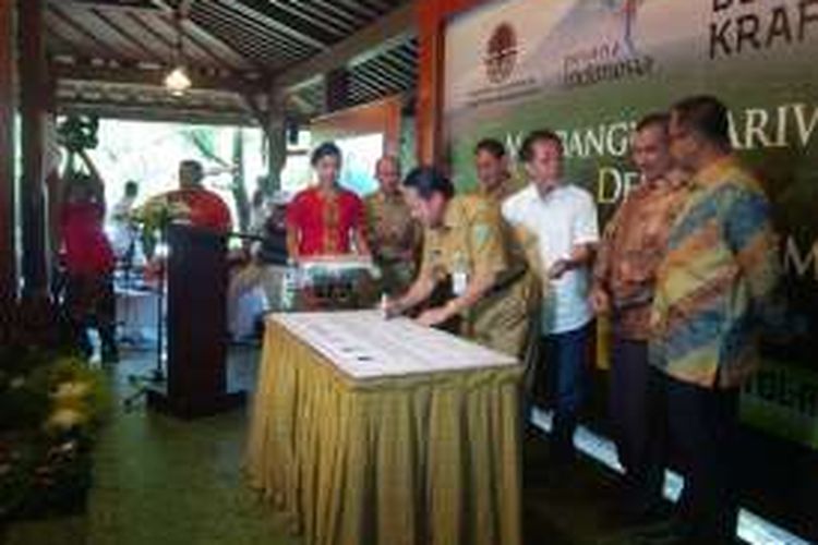 Bupati Semarang menandatangani pencanangan program   Membangun Pariwisata Kabupaten Semarang dengan Menyelamatkan   Sumber Air Rawapening di Agrowisata PT Sido Muncul, Kecamatan Bergas,   Kabupaten Semarang, Senin (19/12/2016).