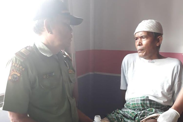 Petugas Sektor Konservasi Wilayah (SKW) I BBKSDA Riau menjenguk pria yang diterkam buaya di Sungai Kuantan, Desa Sikakak, Kecamatan Cerenti, Kabupaten Kuansing, Riau, Selasa (25/6/2019). Dok. BBKSDA Riau 