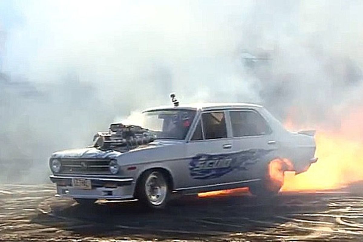 Aksi Datsun 1200 burnout hingga mengeluarkan api
