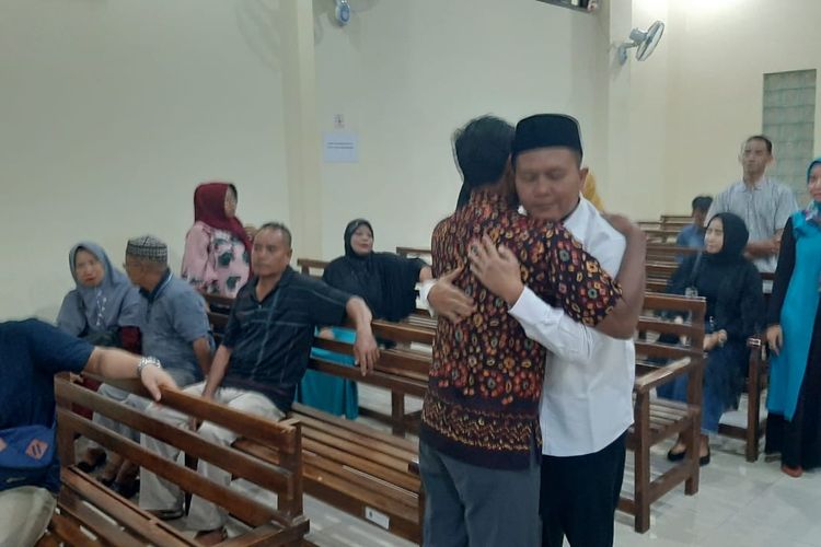 Terdakwa kasus suap Lampung Utara, Candra Safari memeluk kerabatnya sebelum sidang vonis dimulai, Kamis (27/2/2020). Candra divonis selama 1 tahun dan 10 bulan penjara.