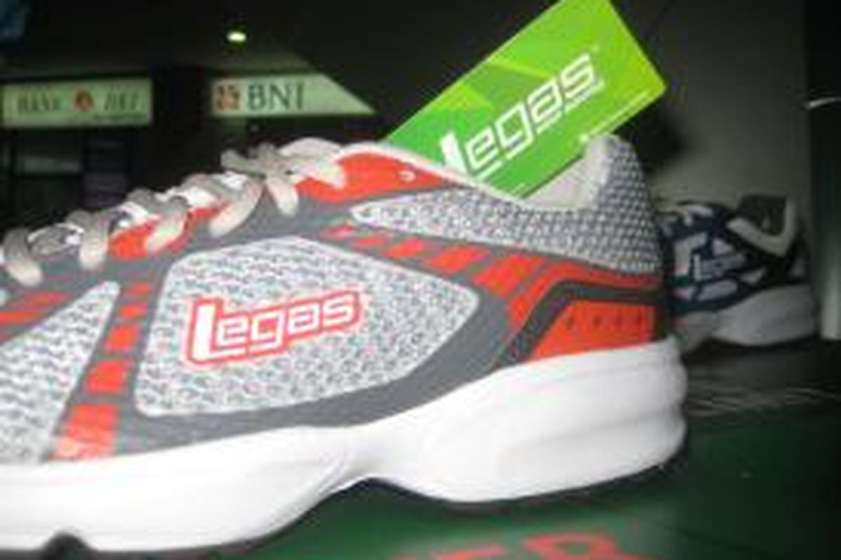 Varian sepatu lari Legas. Berca Sportindo meluncurkan Legas untuk pasar domestik. Sementara, sepatu League akan diunggulkan menembus pasar ekspor dan pasar premium Indonesia.

